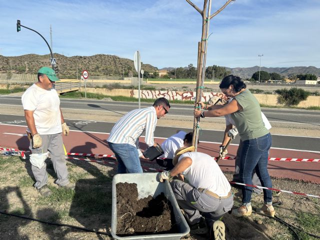 El Ayuntamiento contrata a 27 desempleados a través del programa experiencial Nueva vida para la antigua escombrera municipal y su entorno, Fase III - 2, Foto 2