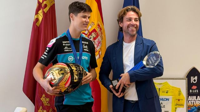 La Regi�n celebra el t�tulo mundial j�nior de Carlos Cano y reivindica su apuesta por el talento en el motociclismo