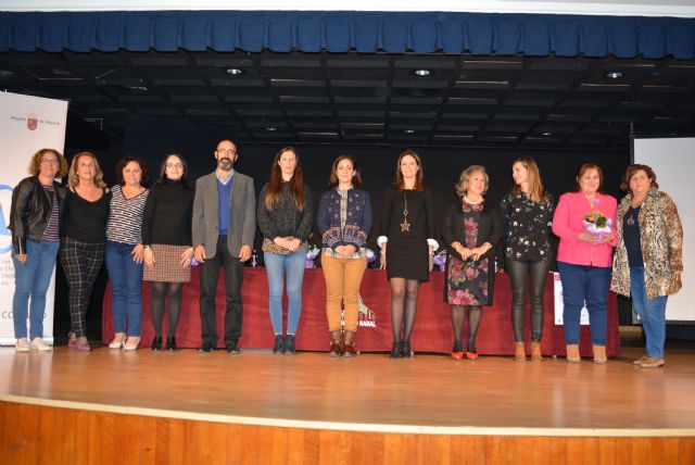 La asociación de Amas de Casa organiza una mesa redonda sobre violencia de género e infancia - 1, Foto 1