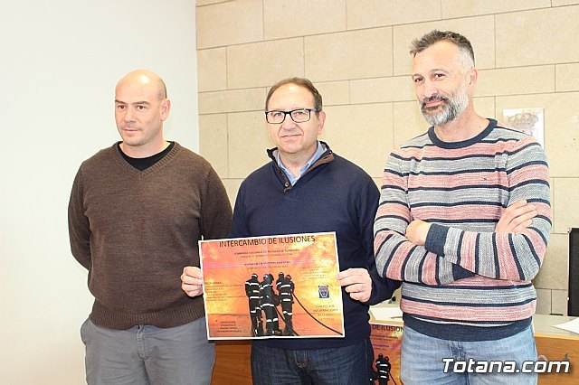 The Totana-Alhama Fire Department promotes the First Food Collection Campaign under the title "Exchange of illusions", Foto 1