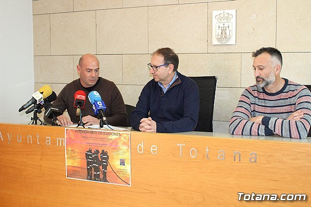 El Parque de Bomberos de Totana-Alhama promueve la I Campaña de Recogida de Alimentos bajo el título Intercambio de ilusiones, Foto 2