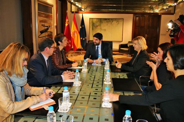 Fernando López Miras se reúne con la presidenta de la Confederación Estatal de Personas Sordas y con el presidente de la Federación de Personas Sordas de la Región - 1, Foto 1