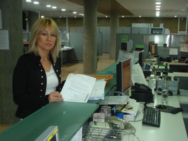 La alcaldesa de Campos del Río registra en la consejería de Fomento los documentos de la disposición de los terrenos para el arreglo definitivo de la carretera RM – 531 - 1, Foto 1