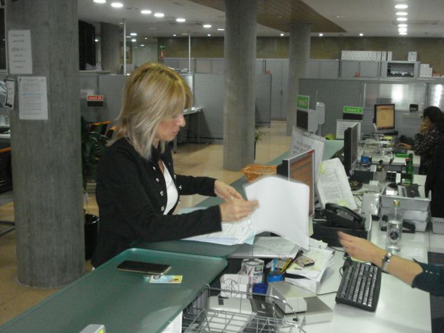 La alcaldesa de Campos del Río registra en la consejería de Fomento los documentos de la disposición de los terrenos para el arreglo definitivo de la carretera RM – 531 - 2, Foto 2