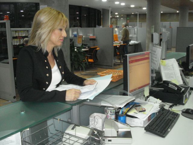 La alcaldesa de Campos del Río registra en la consejería de Fomento los documentos de la disposición de los terrenos para el arreglo definitivo de la carretera RM – 531 - 3, Foto 3