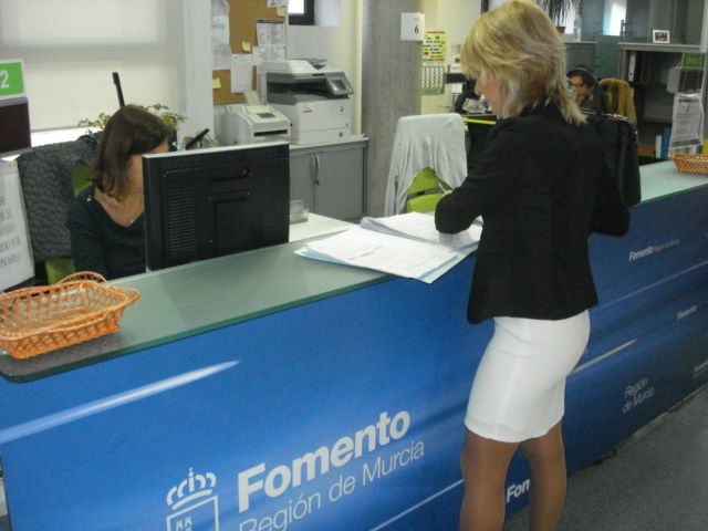 La alcaldesa de Campos del Río registra en la consejería de Fomento los documentos de la disposición de los terrenos para el arreglo definitivo de la carretera RM – 531 - 4, Foto 4