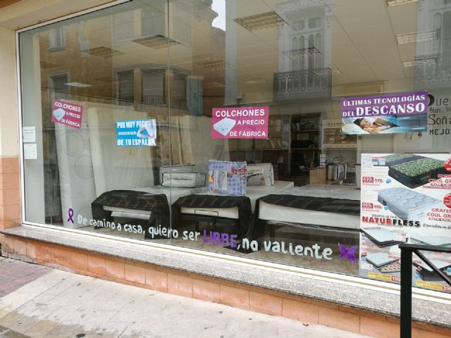 Los comercios de Bullas hacen campaña en contra de la violencia machista - 1, Foto 1