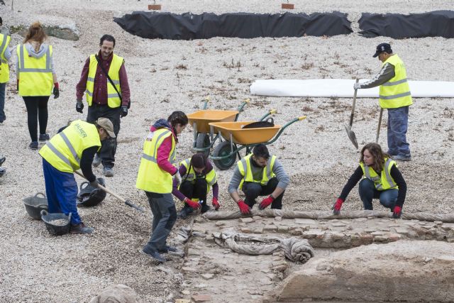 El grupo de investigación de arqueología medieval de la Universidad de Murcia ya trabaja en el yacimiento de San Esteban - 1, Foto 1