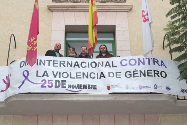 Colocan la pancarta conmemorativa por el Día Internacional contra la Violencia de Género en la fachada principal del Ayuntamiento.