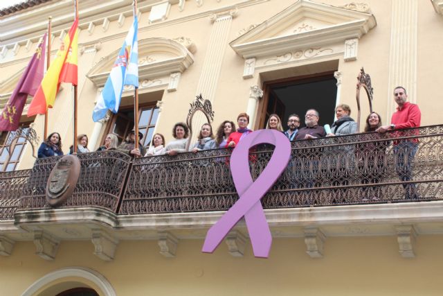 Jumilla coloca el lazo morado contra la violencia de género en el balcón del Ayuntamiento - 2, Foto 2
