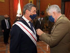 El Hermano Mayor de la Real Maestranza de caballería de Sevilla condecorado con la Gran Cruz del Merito Militar con distintivo blanco - 2, Foto 2