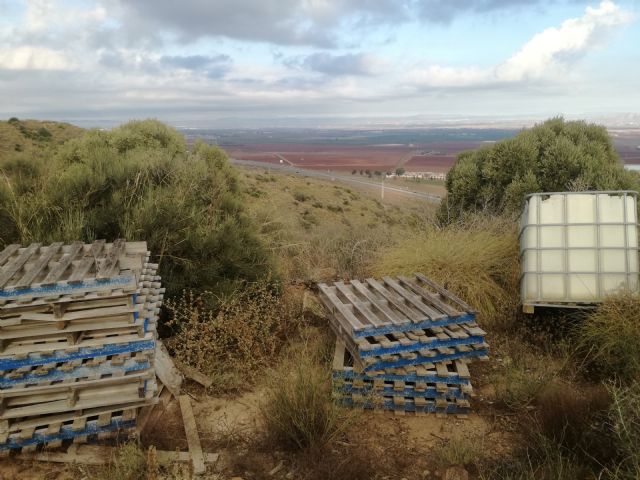 MC solicitará la adhesión del Pleno a su denuncia ante el Gobierno regional por el abandono de residuos de construcción en el cabezo de San Ginés - 2, Foto 2