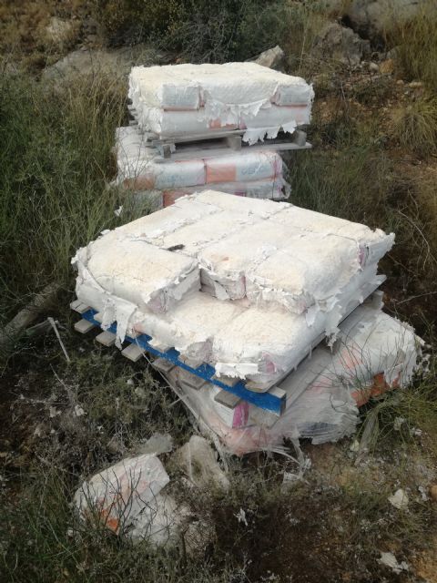MC solicitará la adhesión del Pleno a su denuncia ante el Gobierno regional por el abandono de residuos de construcción en el cabezo de San Ginés - 3, Foto 3