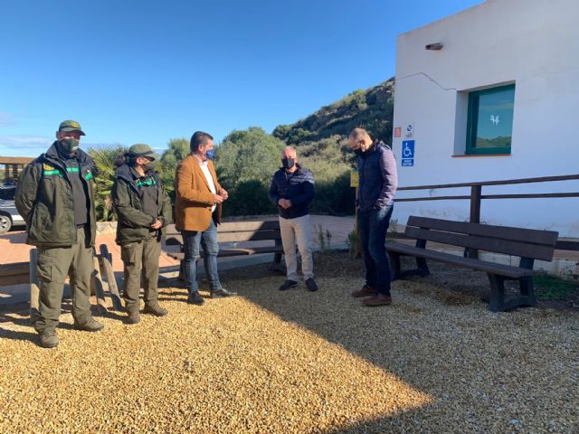 La Comunidad instala dos bancos en Calblanque confeccionados con cepillos de dientes reutilizados - 1, Foto 1