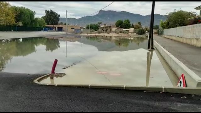 Vecinos y Madres y Padres del colegio de Campillo denuncian que el aparcamiento que se acaba de construir queda totalmente inundado en cuanto llueve - 1, Foto 1