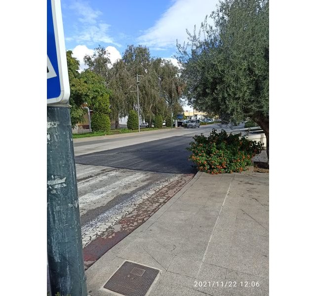 Se reasfalta un tramo dañado de la Avenida Juan Carlos I, cruce Camino Hondales - 2, Foto 2