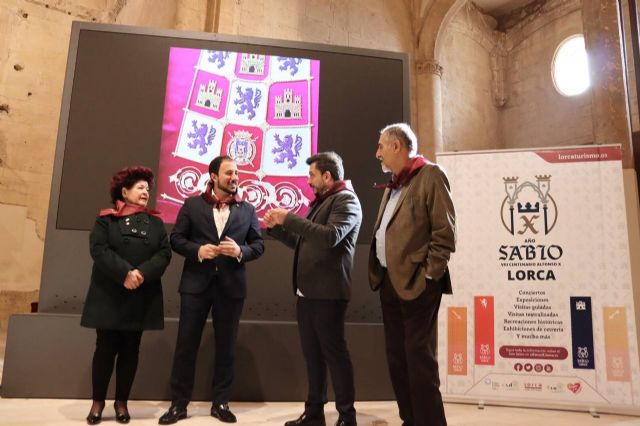 La concejalía de Turismo y la Federación San Clemente bordan el nuevo manto de Alfonso X - 1, Foto 1