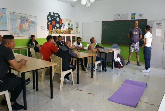La Peña Barcelonista de Totana implanta en el Centro Penitenciario de Murcia el taller de Acción consciente, Foto 2