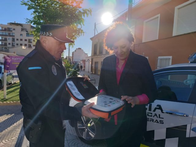 El Ayuntamiento equipa los coches de la Policía Local de Puerto Lumbreras con dos desfibriladores para mejorar su actuación inmediata ante emergencias cardiacas - 2, Foto 2