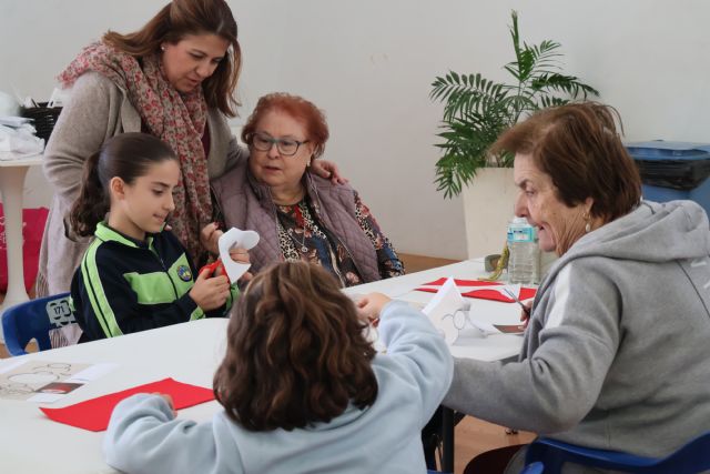 La concejal de Mayores visita el Taller de Manualidades Navideñas entre abuelos y nietos - 1, Foto 1