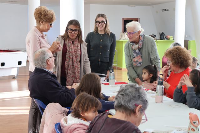 La concejal de Mayores visita el Taller de Manualidades Navideñas entre abuelos y nietos - 2, Foto 2