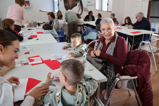 La concejal de Mayores visita el Taller de Manualidades Navideñas entre abuelos y nietos - 3, Foto 3