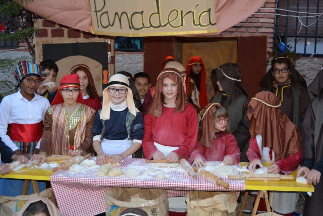 Los alumnos del colegio María Inmaculada recrean un espectacular Belén viviente - 1, Foto 1