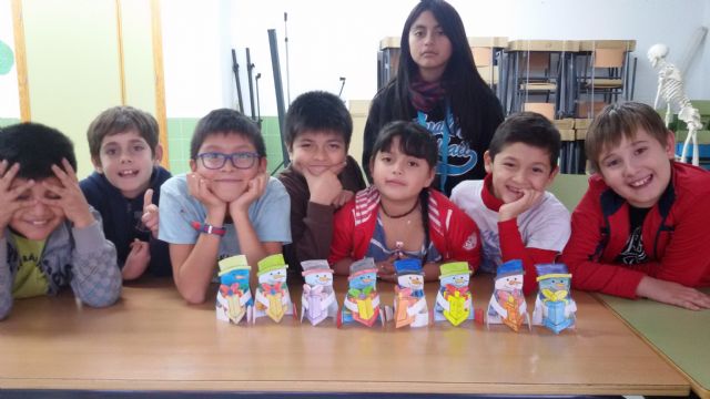 Los niños y niñas participantes en las aulas de apoyo y ocio educativo celebran las vacaciones con una fiesta de Navidad, Foto 6