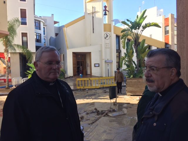Mons. Lorca anima a los vecinos de Los Alcázares tras las inundaciones - 1, Foto 1