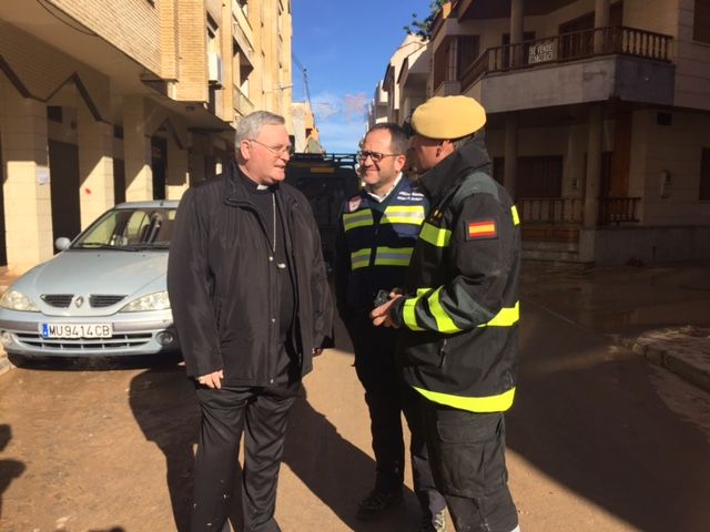 Mons. Lorca anima a los vecinos de Los Alcázares tras las inundaciones - 2, Foto 2