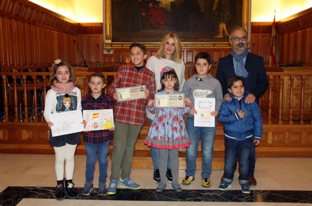 La Concejalía de Educación entrega los premios del concurso ‘Qué es para ti la Constitución y qué entiendes por Democracia’ - 2, Foto 2
