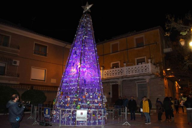 Los escolares caravaqueños participan en la elaboración del árbol de Navidad con materiales reciclados de la Plaza San Juan de la Cruz - 1, Foto 1
