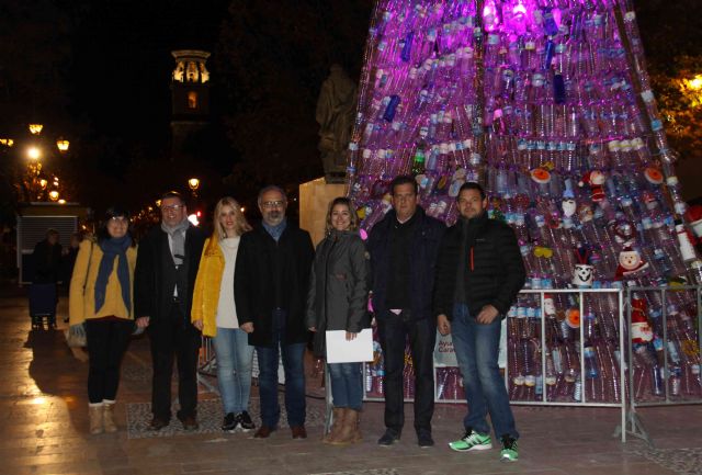 Los escolares caravaqueños participan en la elaboración del árbol de Navidad con materiales reciclados de la Plaza San Juan de la Cruz - 2, Foto 2