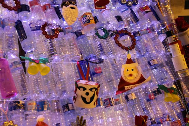 Los escolares caravaqueños participan en la elaboración del árbol de Navidad con materiales reciclados de la Plaza San Juan de la Cruz - 3, Foto 3