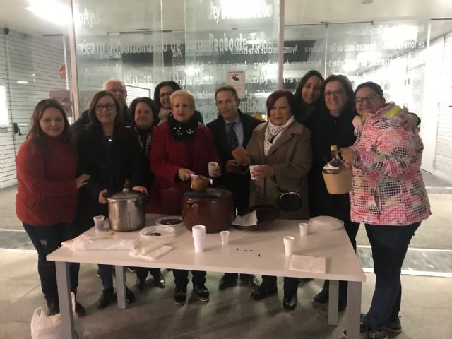 La inauguración del Belén municipal contó con la actuación de la Rondalla Virgen de los Dolores y los Coros y Danzas Ntra. Sra. del Rosario - 2, Foto 2
