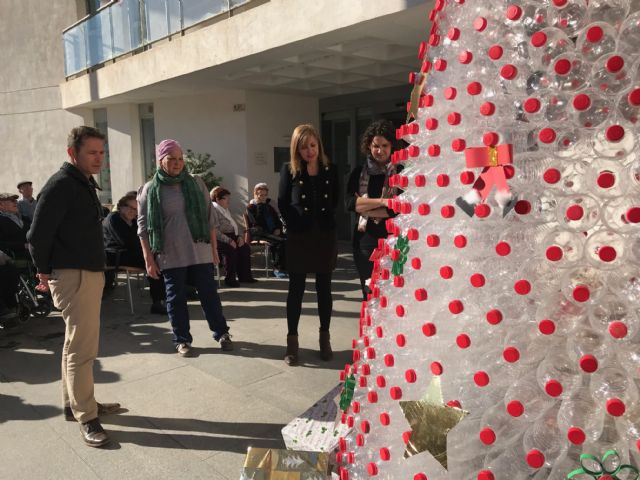 Cientos de botellas forman un gran Árbol de Navidad que preside el Centro de Día de Torre-Pacheco - 1, Foto 1