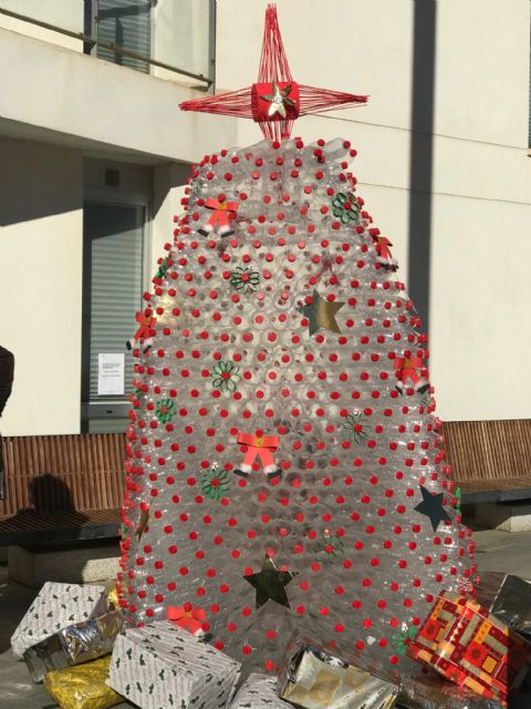 Cientos de botellas forman un gran Árbol de Navidad que preside el Centro de Día de Torre-Pacheco - 2, Foto 2