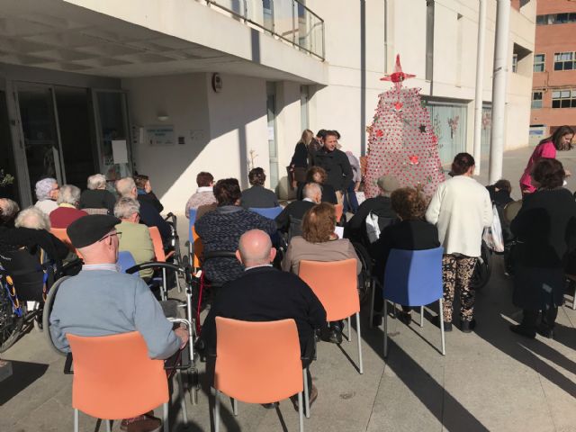 Cientos de botellas forman un gran Árbol de Navidad que preside el Centro de Día de Torre-Pacheco - 3, Foto 3