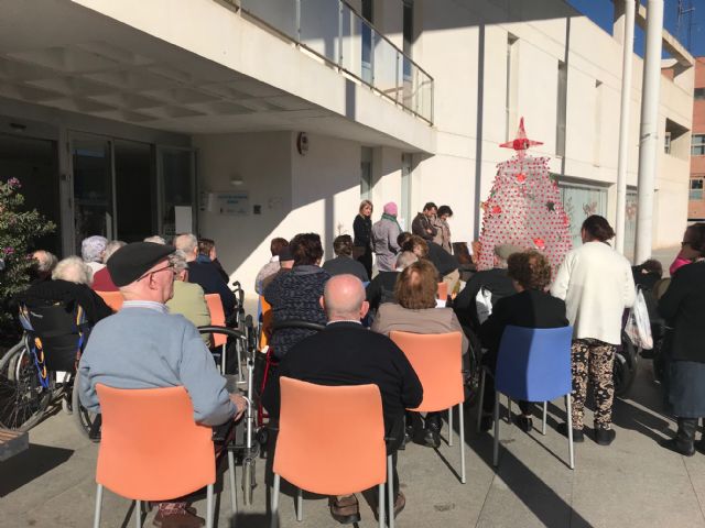 Cientos de botellas forman un gran Árbol de Navidad que preside el Centro de Día de Torre-Pacheco - 4, Foto 4