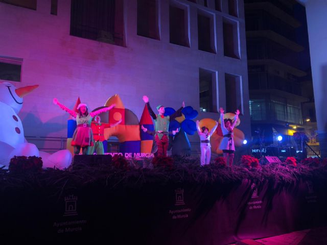 Miles de personas dan la bienvenida a Papá Noel en una plaza Belluga abarrotada - 1, Foto 1