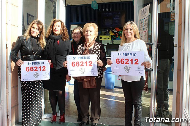 The Lottery Administration "Doa Petra" sells part of a fifth prize of the Christmas Lottery, Foto 1