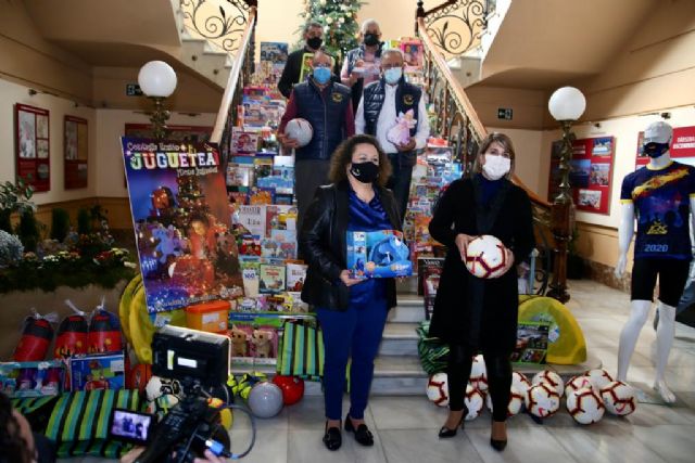 La APC entrega al Ayuntamiento de Cartagena 400 juguetes para su campaña Contagia ilusión. Juguetea - 1, Foto 1