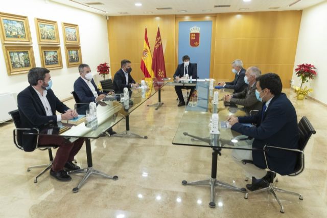 López Miras garantiza una burbuja sanitaria para que los transportistas bloqueados en Reino Unido puedan regresar a la Región - 1, Foto 1