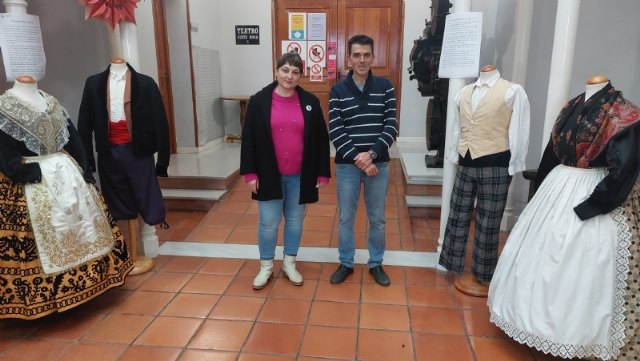 El Teatro Ginés Rosa acoge durante las próximas semanas una exposición de vestimentas tradicionales totaneras impulsada por la Asociación Folclórica Peña “La Mantellina”