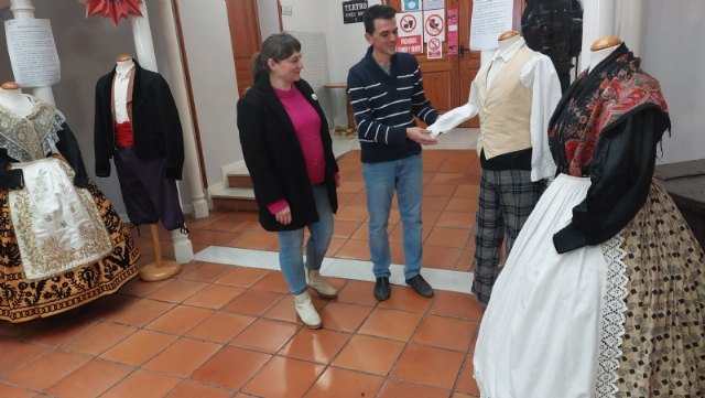 El Teatro Ginés Rosa acoge durante las próximas semanas una exposición de vestimentas tradicionales totaneras impulsada por la Asociación Folclórica Peña “La Mantellina” - 2, Foto 2
