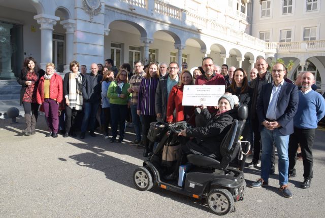 La asociación de esclerosis múltiple destinará a accesibilidad digital los 4.157 euros donados por el personal de la UPCT - 1, Foto 1