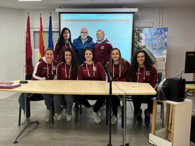 Inicio en el IES Valle del Segura del proyecto “For fun” para el fomento del fútbol femenino en la región - 2, Foto 2
