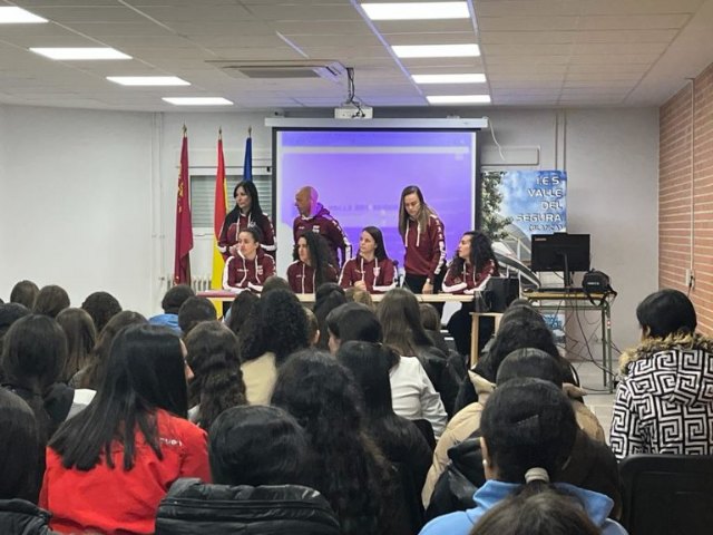 Inicio en el IES Valle del Segura del proyecto “For fun” para el fomento del fútbol femenino en la región - 3, Foto 3