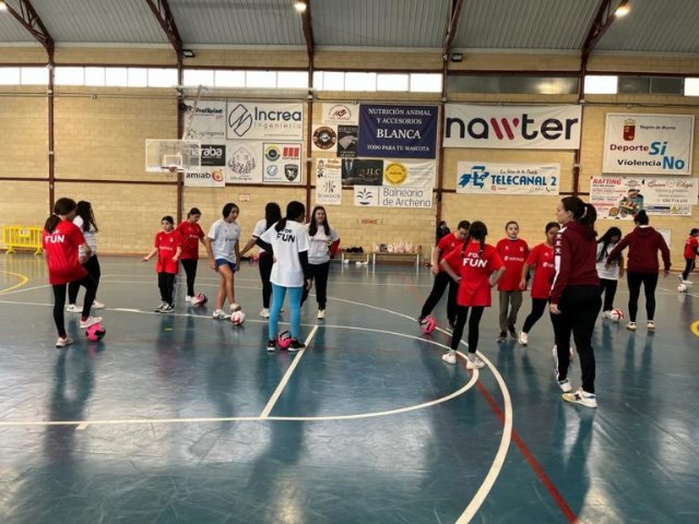 Inicio en el IES Valle del Segura del proyecto “For fun” para el fomento del fútbol femenino en la región - 4, Foto 4