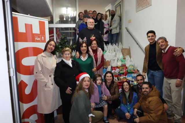 La Agrupación Socialista de Águilas y Juventudes Socialistas hacen entrega a Cáritas de alimentos recogidos en su campaña de Navidad - 1, Foto 1